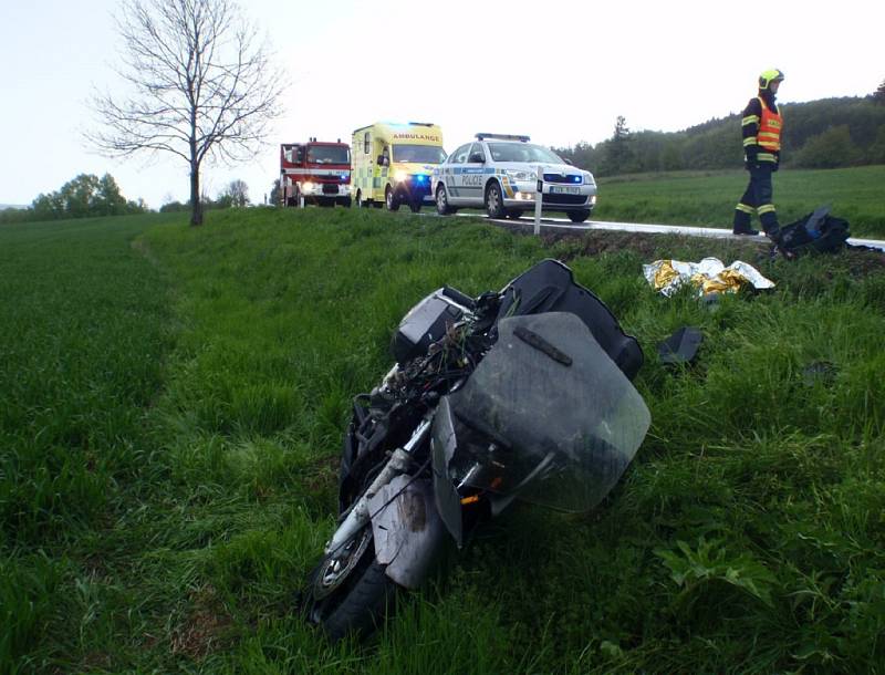 Nehoda motorky s osobním automobilem.