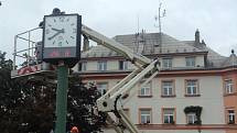 Kroměřížské technické služby vyměnily troje hodiny ve městě. Nově budou hodiny ukazovat i aktuální datum.