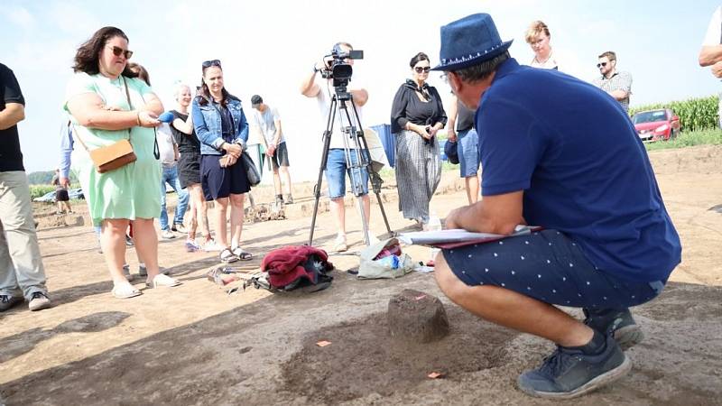 Archeologové zkoumají mezi Rymicemi a Roštěním na Kroměřížsku unikátní pohřebiště germánských bojovníků.