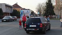 Špatnou dopravní situaci kolem holešovské třetí základní školy na ulici Družby řeší její vedení i radnice už roky. Problémem jsou bezohlední řidiči, tedy rodiče vozící své děti každodenně do školy, nerespektující dopravní předpisy.