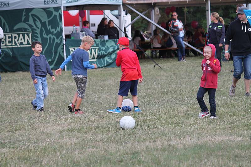 Sobotní odpoledne patřilo v Kroměříži hudbě. Na Pionýrské louce se konal Kromfest, festival pro celou rodinu. I přes občasný déšť se na kapely přišly podívat stovky lidí.