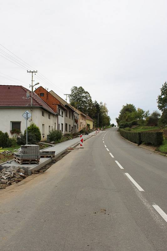 Rekonstrukci obou úseků chodníků plánují v Lutopecnách dokončit do poloviny listopadu..