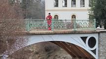 Opravený most u Rybářského domku v Podzámecké zahradě v Kroměříži už jen čeká na kolaudaci. Soukromá firma dokončuje poslední úpravy před uvedením do plného provozu.