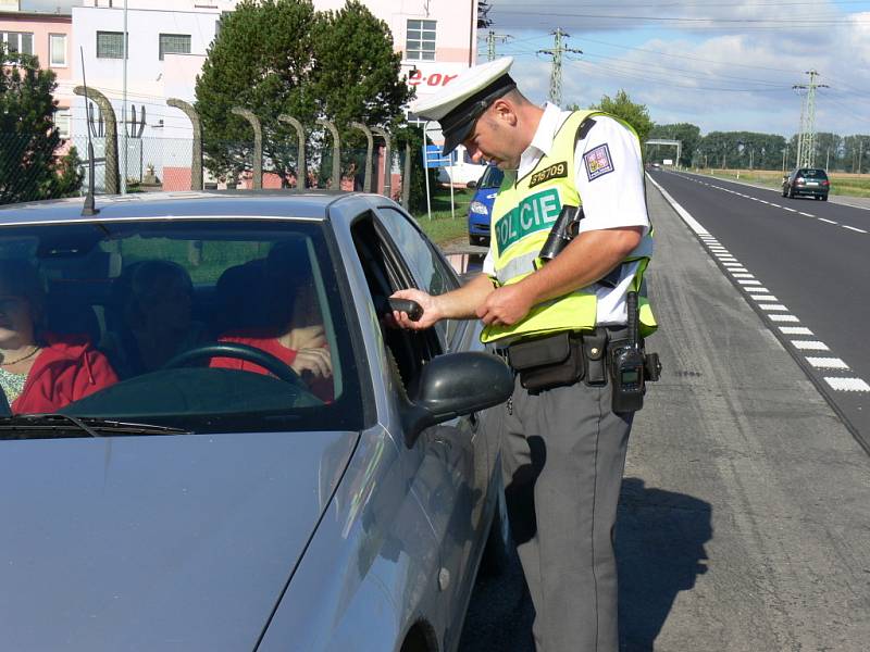 Policejní preventivní akce, která se uskutečnila v úterý, mezi Kroměříží a Hulínem. Kromě policistů se akce zúčastnil také zástupce pivovaru, který řidiče s negativní dechovou zkouškou, odměnil nealkoholickým pivem a informační materiály.