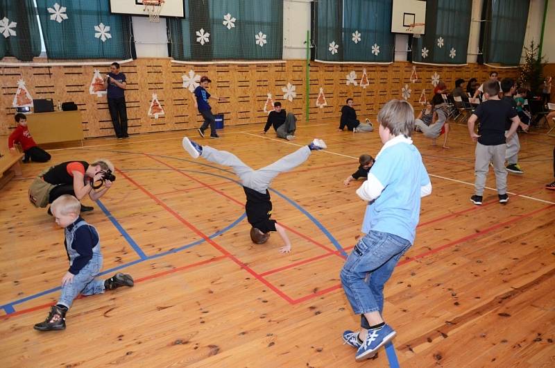 V Holešově proběhly závody v tanci, které byly zaměřené na děti. Každý neměl víc jak patnáct let, tak se mohl příhlásit. V doprovodném programu předvedl exhibice na kole Adam Pekař