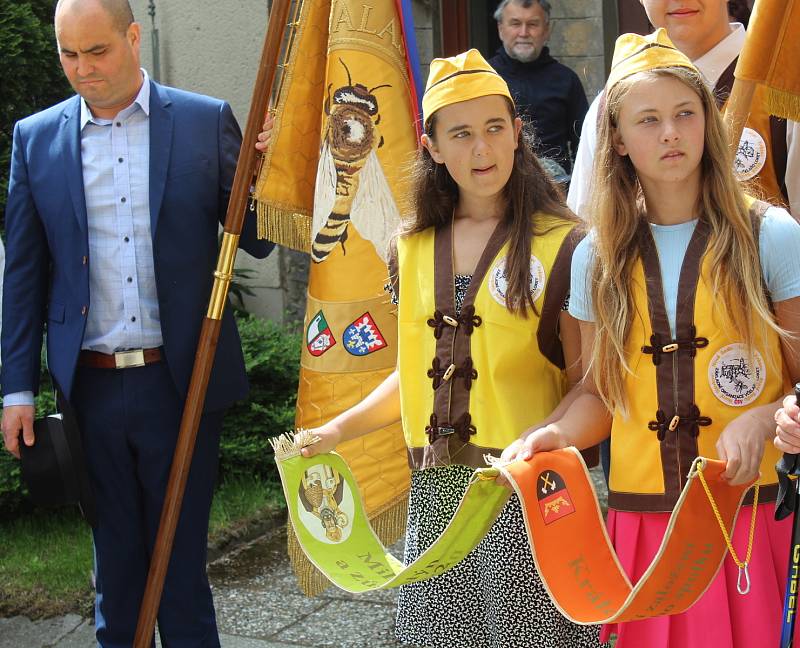 Včelaři se na Hostýně, při své 19. národní pouti, symbolicky loučili s arcibiskupem Janem Graubnerem. Ten pozval věřící na velehradskou pouť v krojích