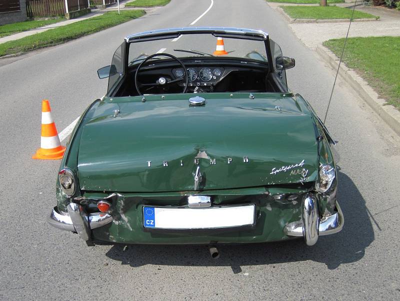 Dopravní nehoda v obci Horní Lapač na Holešovsku skončila poškozením obou zúčastněných aut, jedno bylo veteránem slavné značky Triumph.