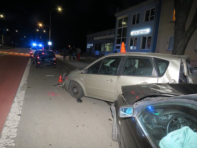 Dopravní nehodu v Záhlinické ulici v Hulíně řešili před sedmou hodinou večer ve středu 21. března kroměřížští dopravní policisté: zranění při ní utrpěl řidič a jeho mladá spoljezdkyně.