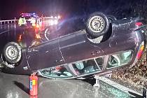 Záchranáři zasahují ve středu 24. ledna 2024 ráno u dopravní nehody osobního vozu v Koryčanech, místní části Jestřabice.