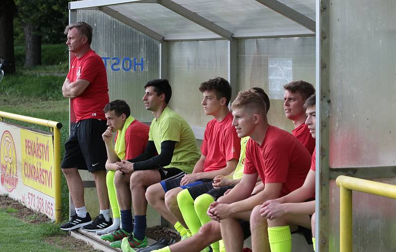 Fotbalisté Kvasic (v červených dresech) v přípravném zápase remizovali s divizními Skašticemi 3:3.