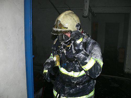 Zásah hasičů u požáru ve skladu plastů v chropyňské Fatře.