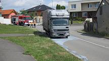 K úniku chemikálie na silnici v Žeranovicích byly přivolány čtyři jednotky hasičů