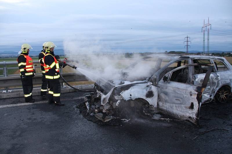 Řidička jela s prasklou pneumatikou na dálnici, auto začalo hořet