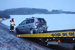 K nehodě osobních aut Volkswagen Passat a Mitsubishi došlo ve čtvrtek 29.1. mezi obcemi Kvasice a Střížovice. Po vzájemné kolizi skončilo Mitsubishi v poli a Volkswagen se zraněným řidičem na silnici, vyprostit jej museli hasiči.