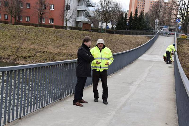 Se zpožděním  v pondělí 12. března odborníci z Ústavu betonových a zděných konstrukcí stavební fakulty Vysokého učení technického v Brně (VUT) odebírali vzorky z lávky pro pěší přes Moravu v Kroměříži. Kvůli nepříznivému počasí se k tomu dostali až měsíc 