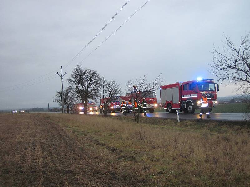 NAFOTVÁ SPOUŠŤ. Cesta byla znečištěná v celé své délce mezi oběma obcemi.