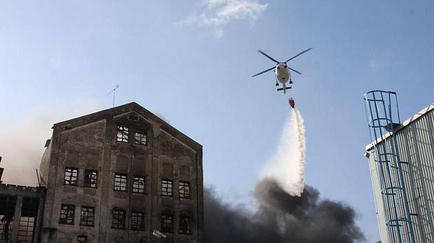 K hašení požáru továrny v Chropyni hasiči využívali také vrtulníky.