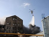 K hašení požáru továrny v Chropyni hasiči využívali také vrtulníky.