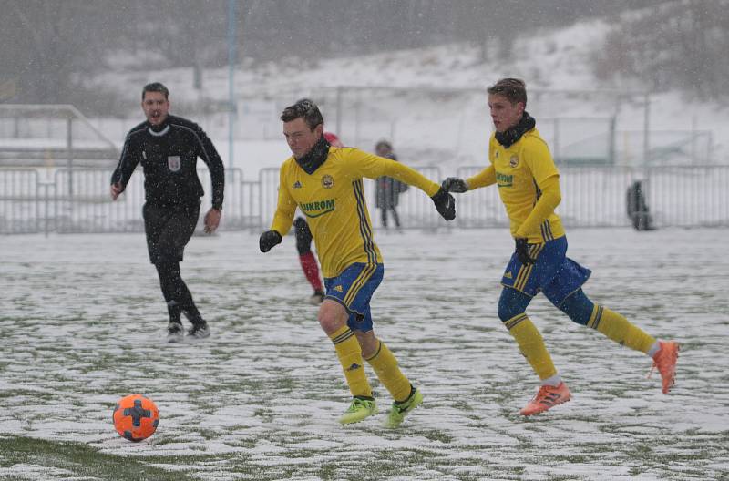 Fotbalisté třetiligové Kroměříže (červenobílé dresy) v přípravě s juniorkou Zlína