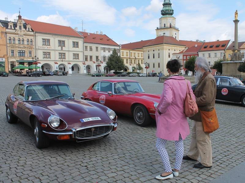 Majitelé historických vozů značky Jaguar se v rámci akce Jaguar Slovak Tour zastavili i v Kroměříži.