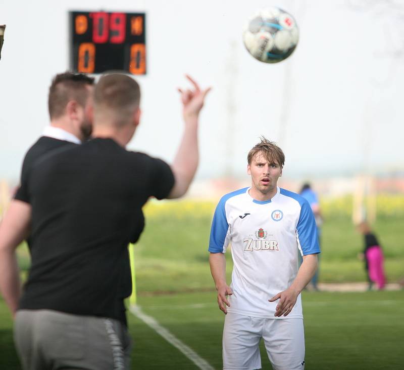 Divizní fotbalisté Skaštic (ve žlutém) v sobotním 20. kole skupiny E doma podlehli vysoko Přerovu 0:5.