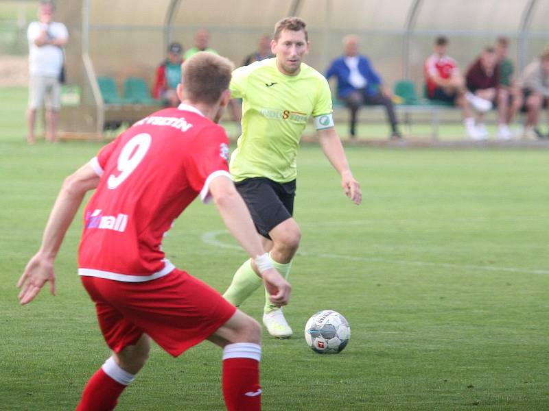 Divizní fotbalisté Skaštic (v zeleném) v úvodním kole skupiny E doma smolně podlehli Vsetínu 0:1. Jediná branka padla v samém závěru duelu.