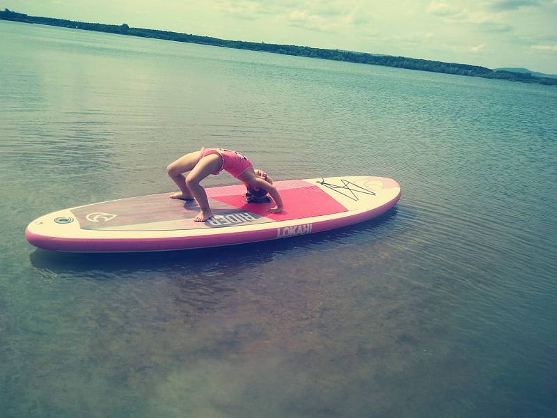 Zábava na vodě - jízda na paddleboardech.