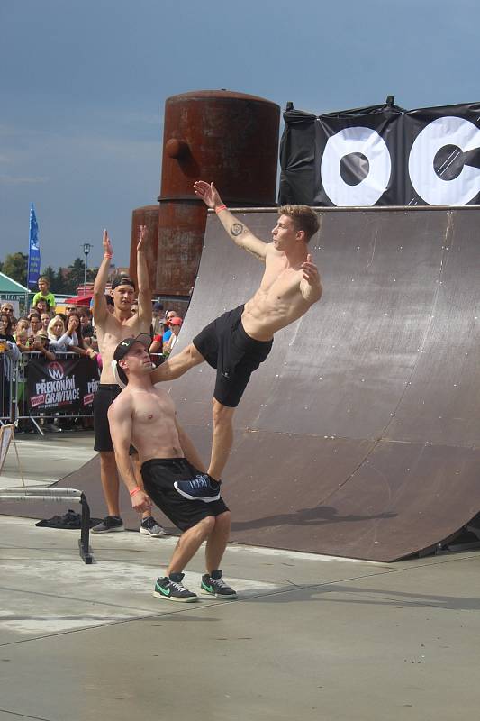 WORKOUTOVÝ BORCI. Jak se cvičí s vlastním tělem názorně předvedli kluci ze Street workout Olomouc.