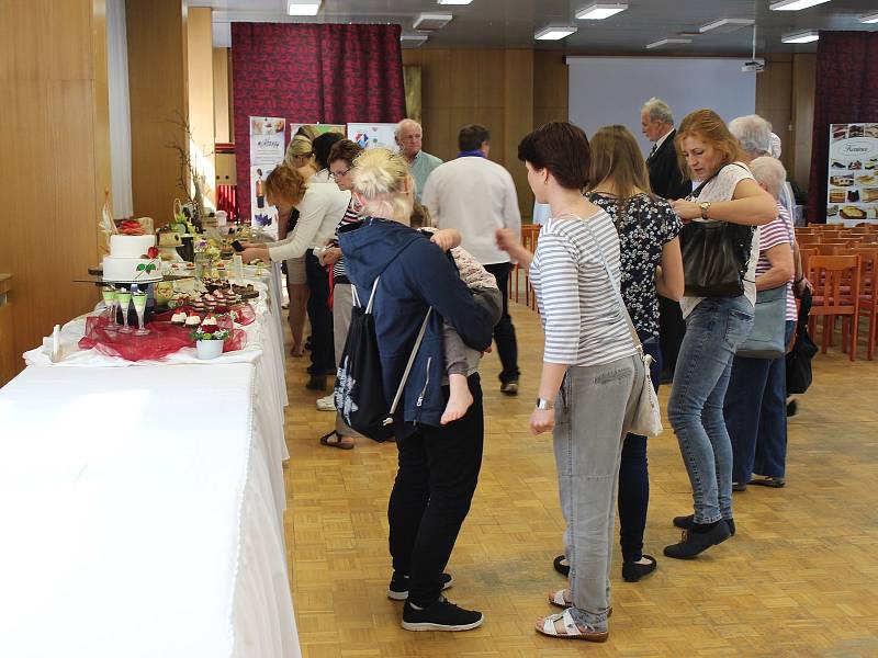 Na kroměřížské Střední škole hotelové a služeb se v uplynulých dnech o Moravský pohár utkali mladí cukráři. Ti měli vyrobit svatební dort, dezerty a skulpturu na téma svatba v přírodě.