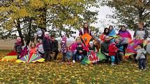 V Soběsukách na hřišti pořádala v sobotu 21. října obec a sbor tamních dobrovolných hasičů drakiádu pro děti.