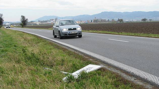 V Třeběticích na Holešovsku někdo vyvrátil dopravní zančku označující začátek obce.