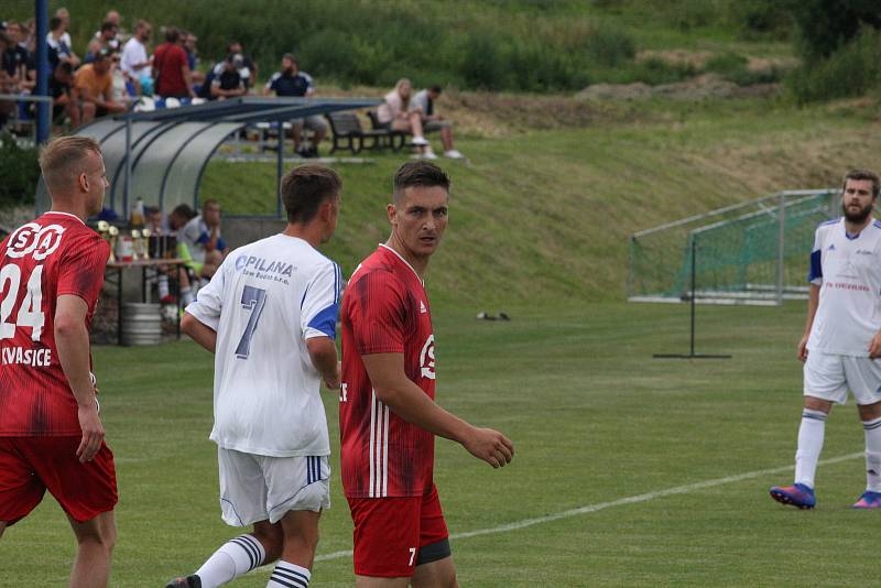 Jubilejní desátý ročník Memoriálu Antonína Vašáka ve Zborovicích ovládli fotbalisté Kvasic (červené dresy).