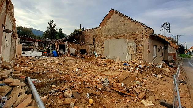 Koryčany po tragické explozi v rodinném domě. Na snímcích místo den poté, ve čtvrtek 16. září 2021