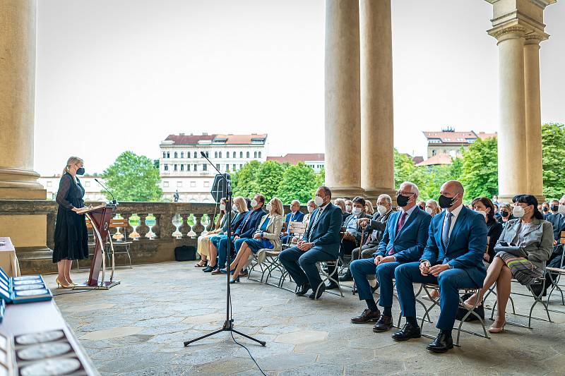 Jiří Vodák při slavnostním ceremoniálu ve Valdštejnské zahradě