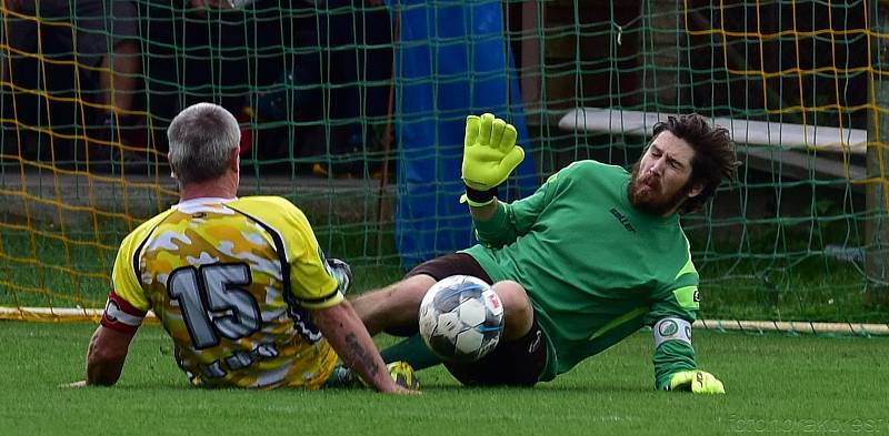 Rezerva fotbalistů Skaštic v 7. kole okresního přeboru porazila doma Břest (ve žlutém) 3:0.