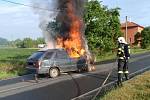 Mladík havaroval u Zlobic, auto  mu pak shořelo