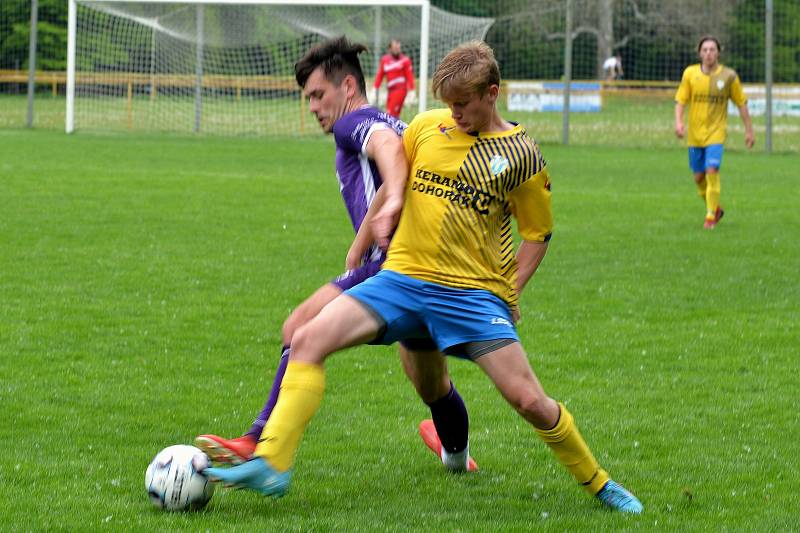 Fotbalová rezerva Kvasic (ve žlutém) ve 21. kole okresního přeboru doma porazila Střílky 4:1.
