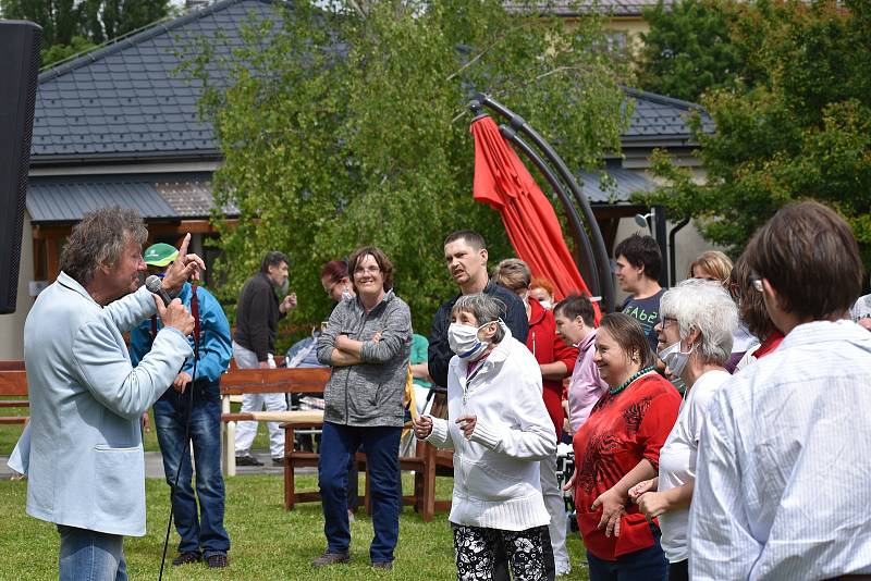 Koncert Standy Hložka v Domově pro osoby se zdravotním postižením Barborka v Kroměříži.