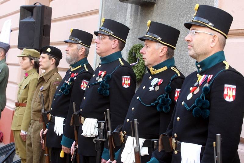 Slavnostní odhalení pamětní desky československým armádním letcům v RAF za II. světové války na Hanáckém náměstí v Kroměříži.