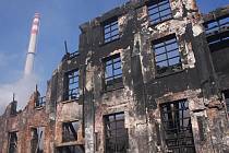 Hasiči také v neděli, již třetí den, bojují s požárem továrny v Chropyni.