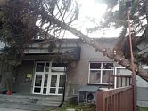Na střední Moravě včetně Kroměřížska řádil v neděli 29. října extrémně silný vítr: zlomený kmen stromu zkomplikoval lidem život například  v ulici Antonína Dvořáka v Hulíně u jedné z tamních firem.