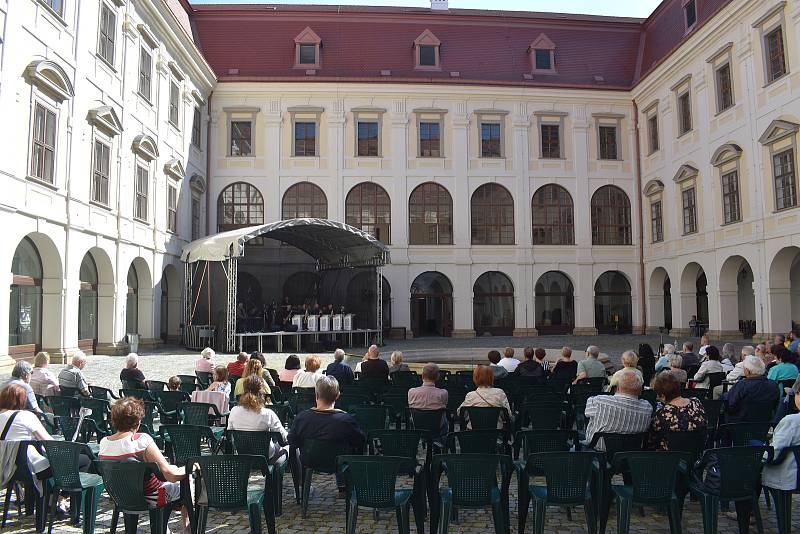 Koncert pro Holešov na zámeckém nádvoří. 14. května 2022.