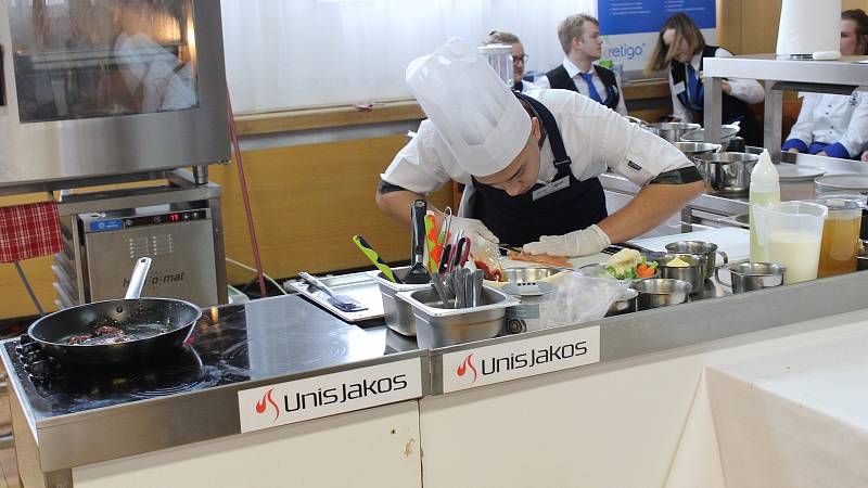 KUCHAŘSKÉ UMĚNÍ. Svého úkolu se soutěžící zhostili s vervou a za jejich výsledky by se mnohdy nemuseli stydět ani profesionální kuchaři.