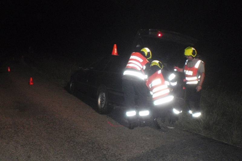 Vozidlo narazilo do svodidel a zůstalo stát na krajnici komunikace.