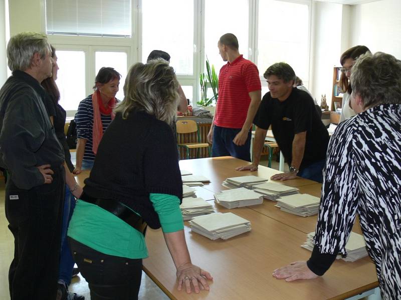 Po druhé hodině odpoledne začalo na Kroměřížsku sčítaní hlasů. Ve volební místnosti číslo 13 na Zacharu odvolilo tentokrát 835 voličů.