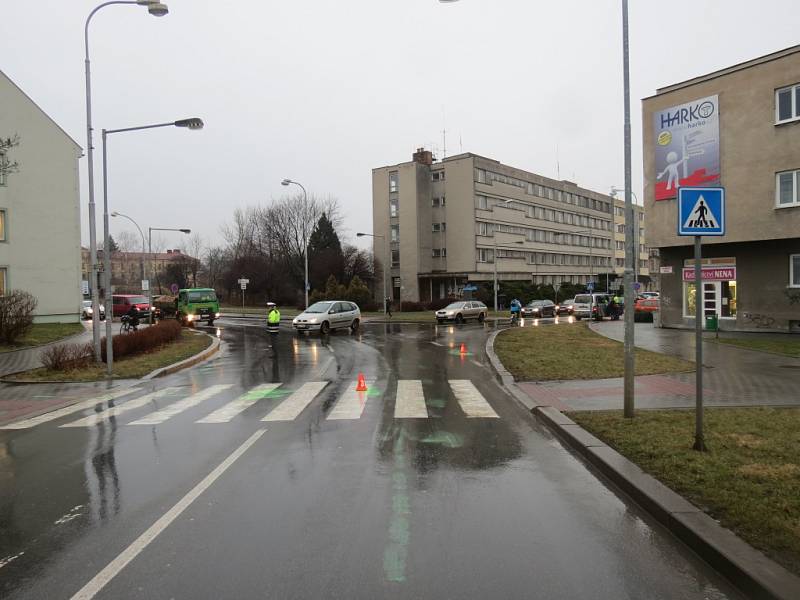 Na přechodu na náměstí Míru v Kroměříži srazil řidič chodkyni. Po nehodě nadýchal 1,2 promile. 