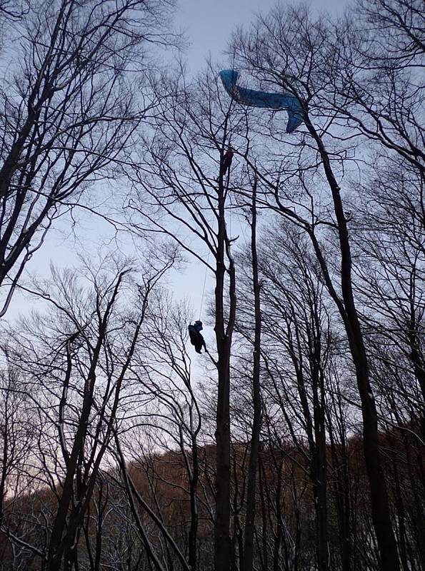 V koruně stromu nedaleko Chvalčova uvízl v neděli 5. ledna 2020 paraglidista.