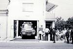 1983. Fotografie z oslav zachycuje i budovu hasičské zbrojnice, která dřív sloužila i jako sídlo místního národního výboru, mateřská školka a po přestavbě v devadesátých letech znovu jako obecní úřad.