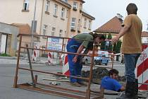 V kroměřížské Havlíčkově ulici pracují dělníci na opravě plynovodního potrubí. Dopravní provoz je tam řízen semafory. Omezení potrvá čtrnáct dnů.