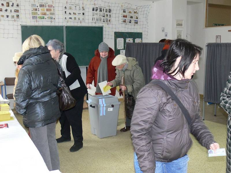 Také na Kroměřížsku začalo v pátek 25.1. ve 14:00 hodin druhé kolo prezidentských voleb. Začátek hlasování provázel značný nápor voličů, leckde se tvořily dokonce fronty. Na snímku je volební místnost na kroměřížské Základní škole Slovan.